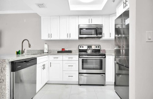 Coconut Grove Apartment | Palm Oasis Pool + Free Parking