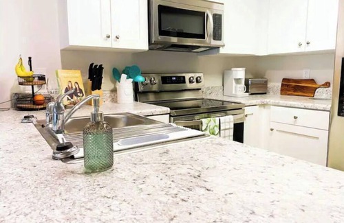 Sunset Beach House | Palm Paradise 3 Bdrm home w/patio 10 min to Beach