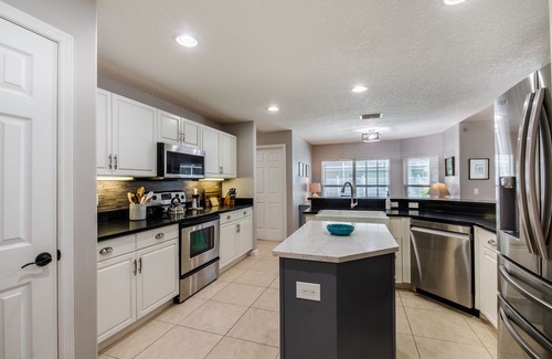 Vero Lake Estates House | 🍹🌞 Palm Paradise! Heated Pool, Lanai with TV, Grill, & Fenced Yard!
