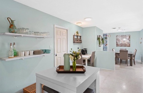 Historic Downtown Melbourne House | Palm Paradise - Lush Pool, Walk DNTN 3br