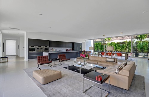 Palm Springs House | Palm Perfect! Luxurious property in stunning setting. See the video!