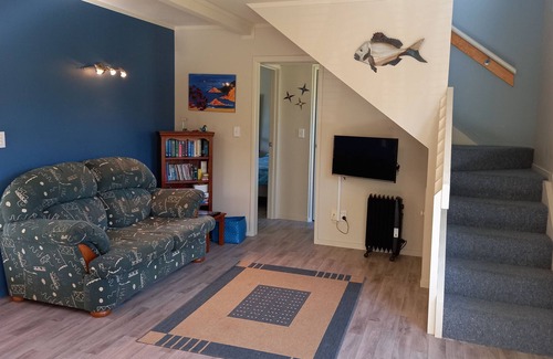Matarangi Cottage | Palm Retreat - Matarangi Holiday Home