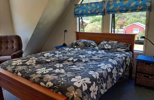 Matarangi Cottage | Palm Retreat - Matarangi Holiday Home