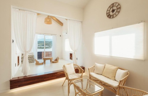 Aewol House | Palm Spa Pool Villa