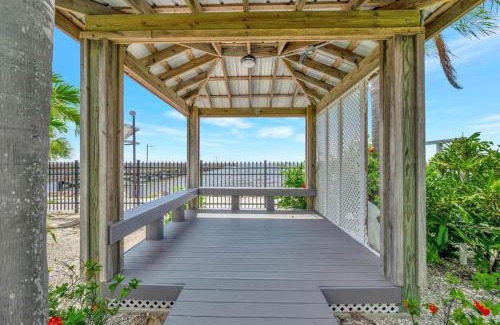 Ruskin Hotel | Palm Terrace Waterfront Htd Pool Hot Tub Tennis