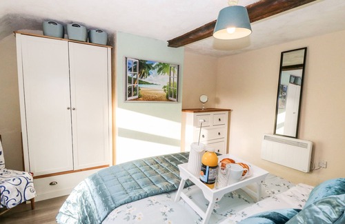 Caister-on-Sea Cottage | PALM TREE COTTAGE, pet friendly, with open fire in Caister-On-Sea