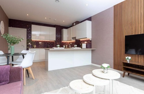 London Borough of Bromley Apartment | Palm Tree House - The Farmhouse