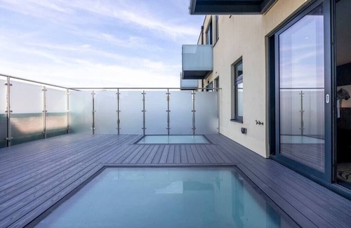 London Borough of Bromley Apartment | Palm Tree House | Panther