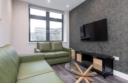 London Borough of Bromley Apartment | Palm Tree House | Safari