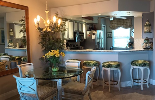 Crown Pointe House | PALM TREE PARADISE