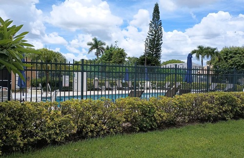 Crown Pointe House | PALM TREE PARADISE