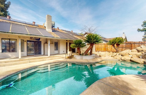 Raisin House | Palm tree retreat - pool, hot tub, putting green & firepit - dog-friendly