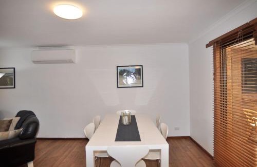 Inverloch House | Palm Waters 4 - Wi-Fi & Linen Included
