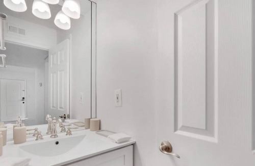 SoHo Apartment | Palma ceia 2418D · Steps from Bayshore! King suite | Pool | Gym | F