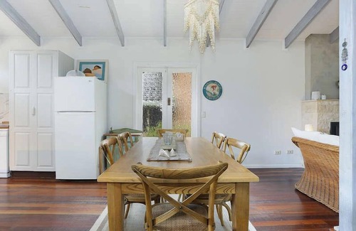 Wooloweyah House | Palmberry, A leafy oasis hidden away in the calm and quiet beach community