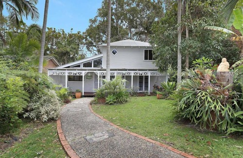 Wooloweyah House | Palmberry, A leafy oasis hidden away in the calm and quiet beach community
