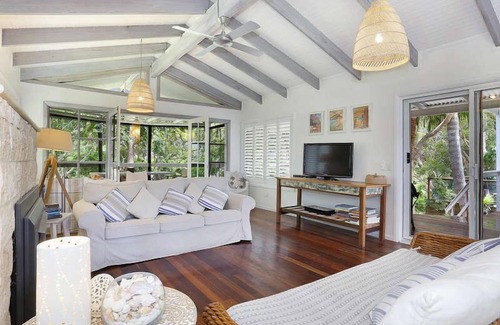 Wooloweyah House | Palmberry, A leafy oasis hidden away in the calm and quiet beach community