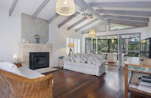 Wooloweyah House | Palmberry, A leafy oasis hidden away in the calm and quiet beach community