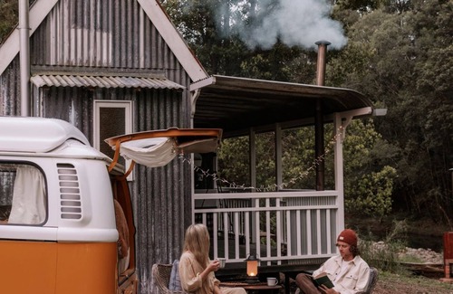Austinville Cabin | Palmer&Gunn -Wee Tiny- Hot Tub by the creek