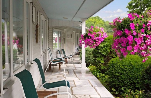 Manchester Center Resort | Palmer House Resort - Deluxe Two Double Beds 5