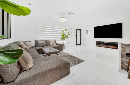 Golden Glades Villa | Palms Oasis-Basketball Court Large Pool