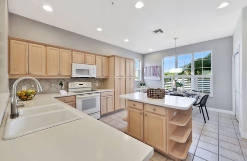 Tropical Cove Condo | Palmtree Posh at Lexington CC Lake Village