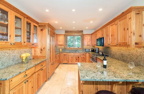 Mountain Village House | PALMYRA PINES- Ski-In/Ski-Out Luxe cabin w/Vibrant Views & Hot Tub