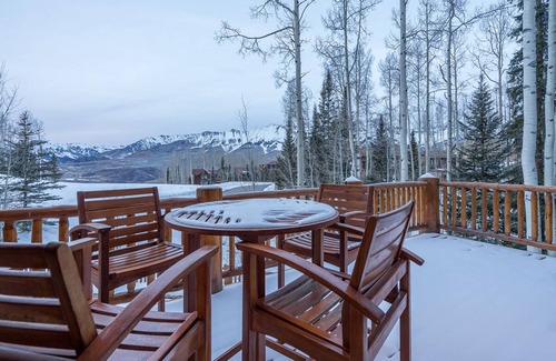 Mountain Village House | PALMYRA PINES- Ski-In/Ski-Out Luxe cabin w/Vibrant Views & Hot Tub