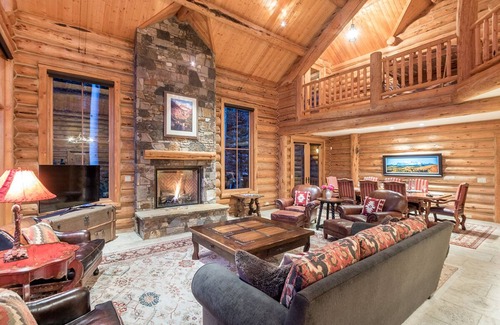 Mountain Village House | PALMYRA PINES- Ski-In/Ski-Out Luxe cabin w/Vibrant Views & Hot Tub