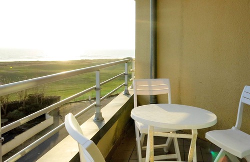 Saint-Jean-de-Monts Apartment | Pamplemousse Face Mer by Interhome