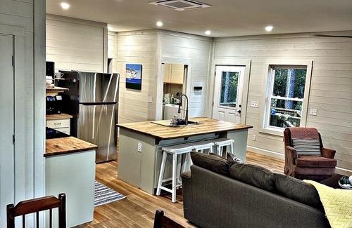 Panacea House | Panacea Treehouse ⭐️ Waterfront Retreat- Minutes to St.Marks Brewfest!