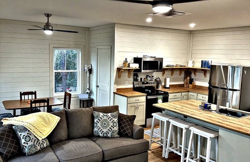 Panacea House | Panacea Treehouse ⭐️ Waterfront Retreat- Minutes to St.Marks Brewfest!