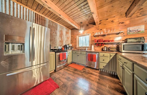 Niobe Cabin | Panama Cabin on 36 Acres w/Hot Tub & Trails!