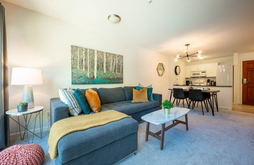 Upper Village Apartment | ❄︎Panorama Suite ❄︎Luxe Ski in/out 1 BR - 3 Hot Tubs & Pool | The Aspens
