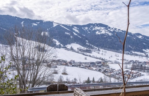 Hopfgarten im Brixental Apartment | Panoramic Apartment, 500m to the ski bus