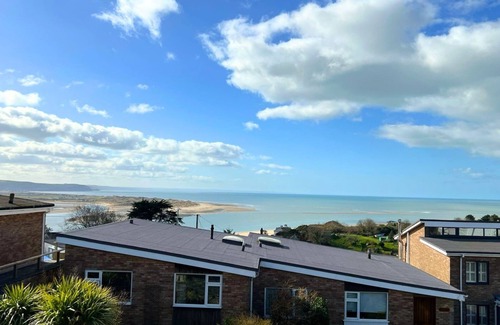 Aberdovey House | Panoramic estuary views - short walk to Aberdyfi village & its beautiful beach