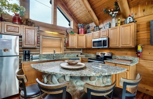 Gatlinburg - Pigeon Forge House | Panoramic Mountain Views! Outdoor Hot Tub | Walk-In Shower | Sunrise Surprise