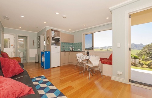 Whitianga Apartment | Panoramic ocean and rural views, 2 bedroom private apartment