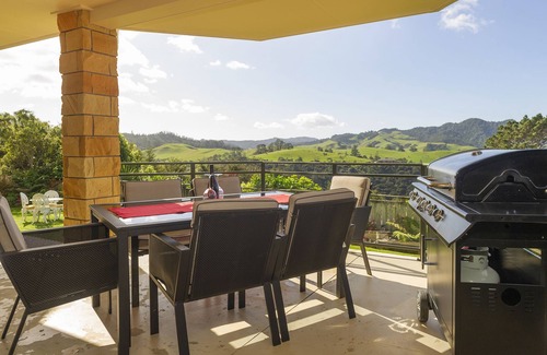 Whitianga Apartment | Panoramic ocean and rural views, 2 bedroom private apartment
