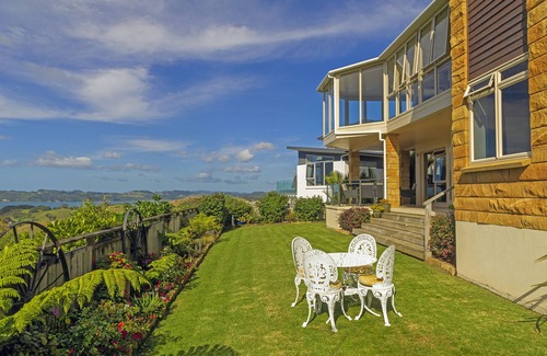 Whitianga Apartment | Panoramic ocean and rural views, 2 bedroom private apartment