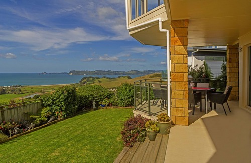 Whitianga Apartment | Panoramic ocean and rural views, 2 bedroom private apartment