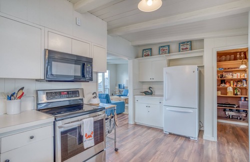 Gearhart House | Panoramic Ocean Views, Private Patio w/Fire Table, TV Room, Modern Updates.