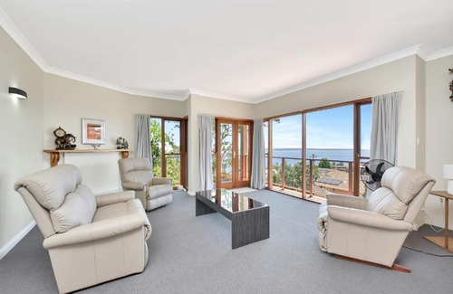 Nelson Bay House | Panoramic Oceanview Manor