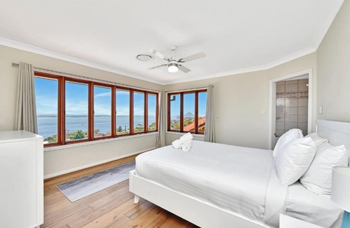 Nelson Bay House | Panoramic Oceanview Manor