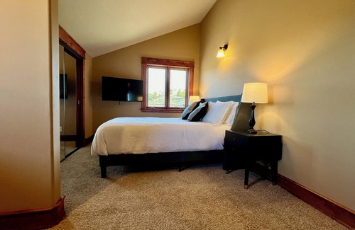 Livingston House | Panoramic Paradise: Stay in Livingston's Best!