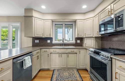 Rocky Mount House | Panoramic Paradise – Lakefront Home for 15 w/Game Room, Pool