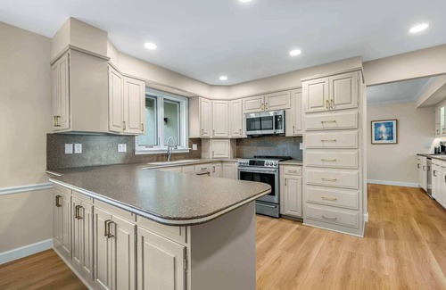 Rocky Mount House | Panoramic Paradise – Lakefront Home for 15 w/Game Room, Pool