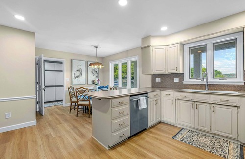 Rocky Mount House | Panoramic Paradise – Lakefront Home for 15 w/Game Room, Pool