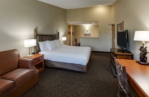 Peoria Hotel | Panoramic Riverside Views from Spacious Suites in a Rustic Atmosphere