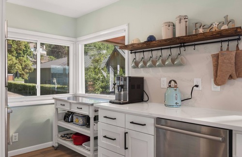 Retsil House | Panoramic Sea & Mt. View Retreat in Port Orchard